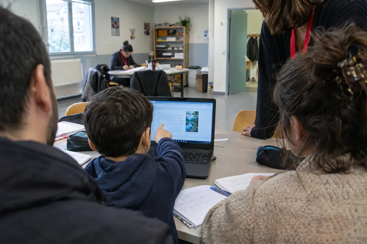 Une famille découvre son ordinateur reconditionné